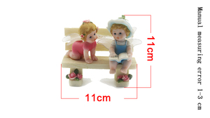 Una bella statua di un angelo bambino su una sedia - Product Image 4