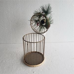 قفص طيور معلق من المعدن للكريسماس أقفاص طيور مستديرة من الحديد المطاوع مصباح إضاءة مزين بمصباح LED شمعة من الخشب - Product Image 3