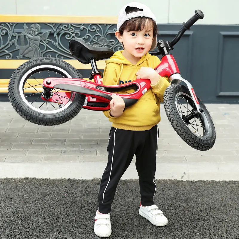 Nouvelle Arrivée Vélo pour Enfants Enfant Cadre En Alliage De Magnésium Ride sur Voiture 2019 nouveau design 12 pouces balance vélo