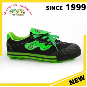 alibaba caliente <span class=keywords><strong>de</strong></span> la venta <span class=keywords><strong>de</strong></span> encaje verde y suela <span class=keywords><strong>de</strong></span> goma botas <span class=keywords><strong>de</strong></span> fútbol pico, niños corriendo calzado deportivo - Product Image 1