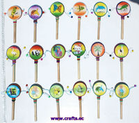 Tambour ethnique en bois pour enfants - Jouet musical créatif avec images de dessins animés. Artisanat.