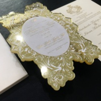 Invitación de espejo de acrílico dorado extravagante de diseño creativo con menú de terciopelo o acrílico de boda