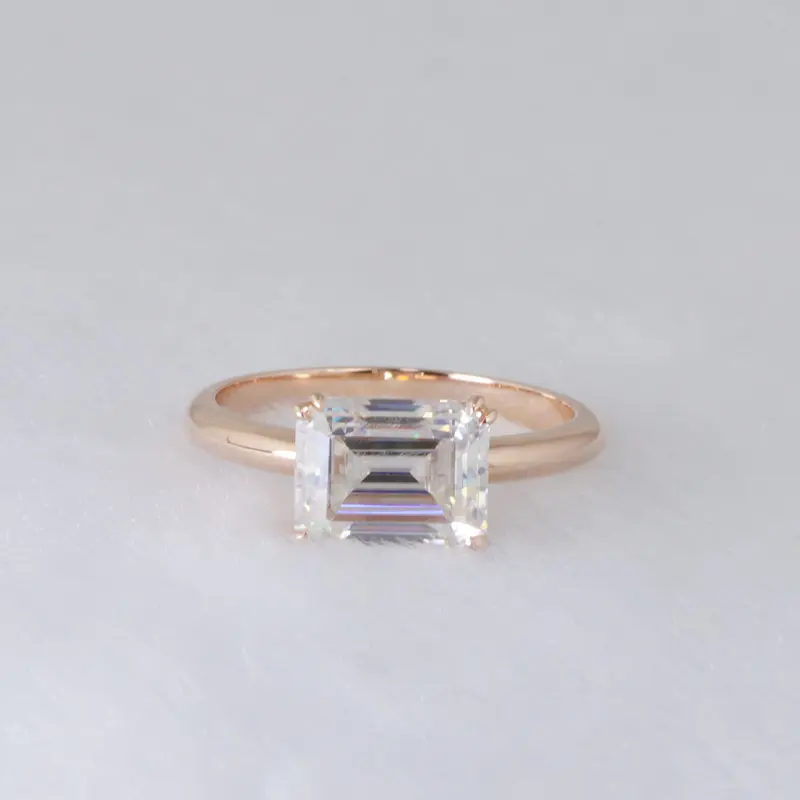 Anel de noivado em 8x10mm, anel de corte esmeralda do leste de design simples para o oeste, ouro rosa 14k, 3.5carat moissanite