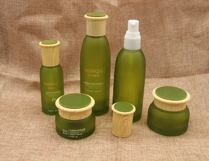 Yeşil cam şişe ahşap kap ile çevre koruma yeni cilt bakım ürünü kozmetik ambalaj
