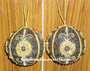 Adorno Navideño con Bordado a Mano Zari, Forma de Bola, Tela de Alta Calidad, Tamaño Estándar - Product Image 1