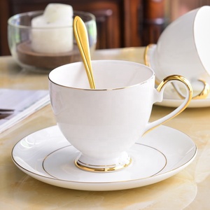 Bordo oro Bone China 200ml <span class=keywords><strong>tazze</strong></span> <span class=keywords><strong>da</strong></span> caffè e piattino <span class=keywords><strong>porcellana</strong></span> tazza <span class=keywords><strong>da</strong></span> tè piatto con il tuo logo - Product Image 1