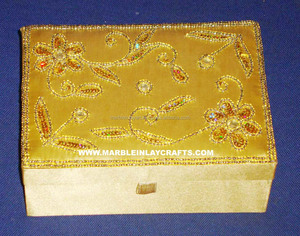 Belle boîte à bijoux broderie à la main - Product Image 1