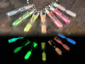 Collier <span class=keywords><strong>sablier</strong></span> <span class=keywords><strong>miniature</strong></span> luminescent dans le noir, sables mystiques du temps - Product Image 3