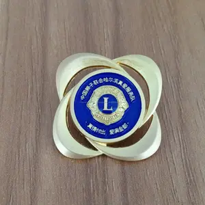 Conception spéciale en métal pin badge pour le marché Russe