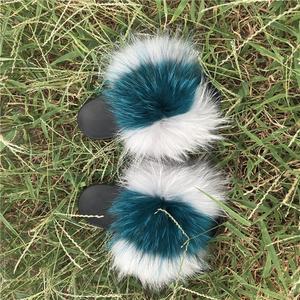 Natura raccoon e colorato pelliccia di procione pantofole con punta nera - Product Image 5