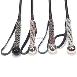 แส้หนังเทียมด้ามยาวประดับเพชรเทียม สำหรับ BDSM ใช้สำหรับพันธนาการและตี - Product Image 3