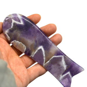 Fisch form Amethyst <span class=keywords><strong>Gua</strong></span> <span class=keywords><strong>Sha</strong></span> Gesichts kratz massage geräte Schönheit Hautpflege Stein <span class=keywords><strong>Gua</strong></span> <span class=keywords><strong>Sha</strong></span> Board zur Gesichts entspannung und Schmerz linderung - Product Image 2