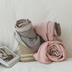 Couverture d'emmaillotage en mousseline de coton tissée à 4 couches pour adultes et bébés avec coutures en croix à la main - Product Image 2