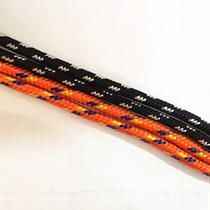 色とりどりの編組ロープがロープを飾り、登る
