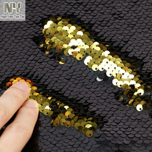 Vải Dệt Kim Nanyee Nàng Tiên Cá Quy Mô Vải Sequin Vàng Đen Có Thể Đảo Ngược - Product Image 3