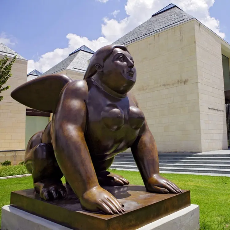 Fernando Botero escultura titulada esfinge se sienta fuera de el Fred Jones Jr museo de arte