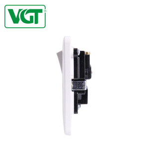 Enchufe de pared británico de baquelita con interruptor Kuwait 13A 220-250V - Product Image 4