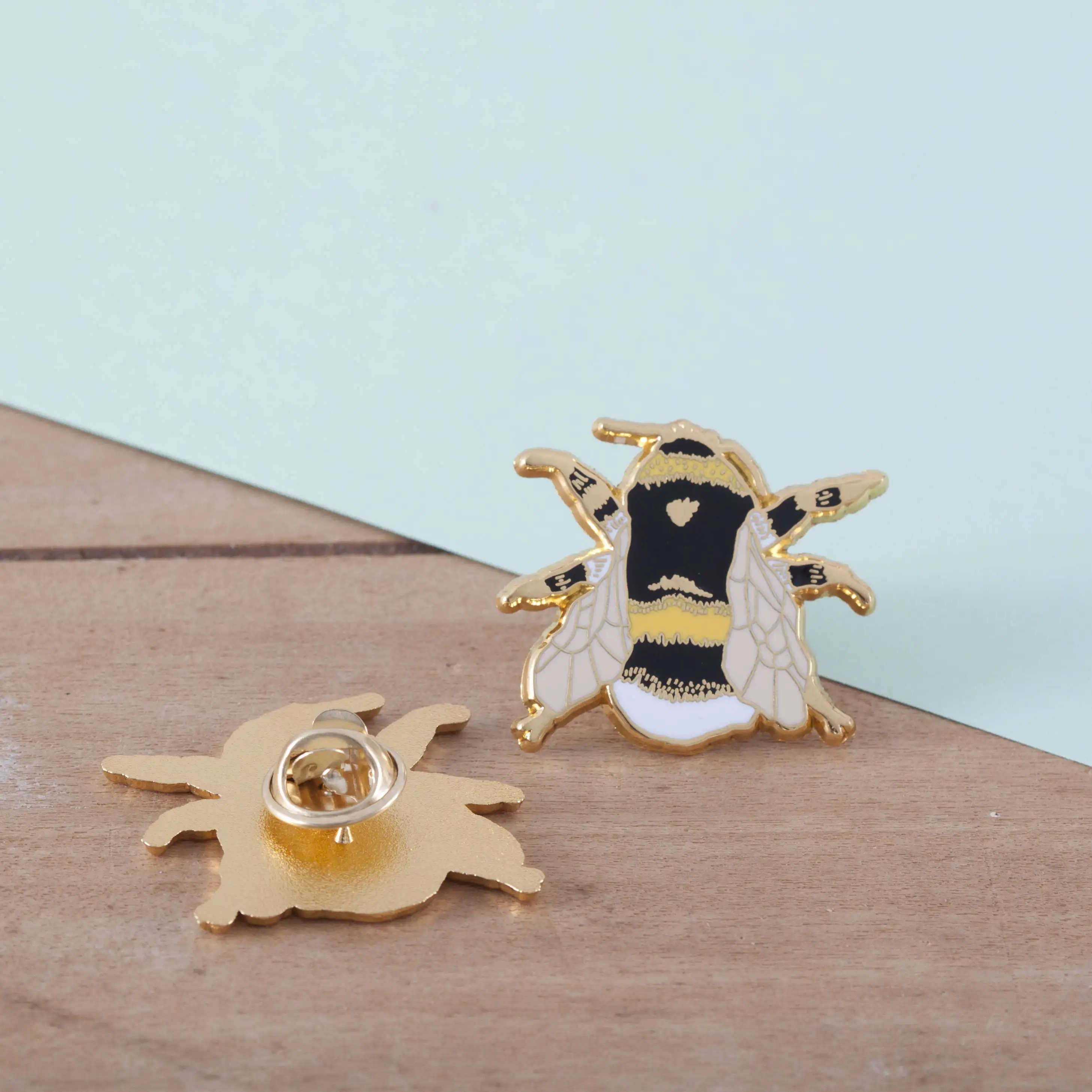 Agregar su propio logotipo en forma personalizada, al por mayor, mini animal duro suave, amarillo, abeja, insectos, pin esmaltado personalizado