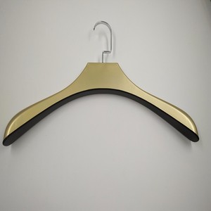 Vente en gros de cintres en plastique de luxe personnalisés pour hommes, solides avec épaule <span class=keywords><strong>large</strong></span>, design classique, vêtements, manteaux, utilisation dans la garde-robe - Product Image 3