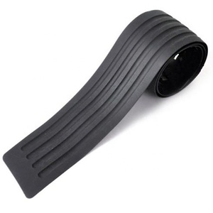 Protezione Universale M4 per Paraurti Posteriore con Design Sportivo in Gomma e Striscia Decorativa, Installazione con Nastro 3M - Product Image 1