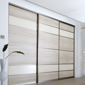 Armario con cuatro paneles deslizantes de Pvc para dormitorio, puerta de inserción Simple de grano de madera abierta, diseño moderno