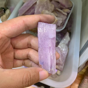 All'ingrosso naturale <span class=keywords><strong>kunzite</strong></span> cristalli di <span class=keywords><strong>pietra</strong></span> ruvida <span class=keywords><strong>pietra</strong></span> di guarigione <span class=keywords><strong>kunzite</strong></span> per fengshui - Product Image 3