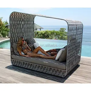 Lit au design moderne Mobilier d'extérieur pour hôtel Lit large en rotin tissé accrocheur pour le jardin au bord de la piscine