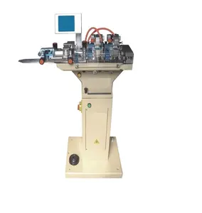 Máquina de costura vermelha para fazer meias