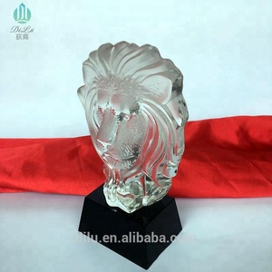 2018 Thiết Kế Mới 3D Laser Khắc Động Vật Pha Lê Lion Head Quà Tặng Lưu Niệm Giải Thưởng Tinh Thể Lion Trophy Nghệ Thuật Thủ Công - Product Image 2