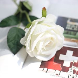 زهور اصطناعية بيضاء مخملية واقعية عالية الجودة ذات ساق طويلة من الفلانيل للمنزل ديكور الزفاف - Product Image 1
