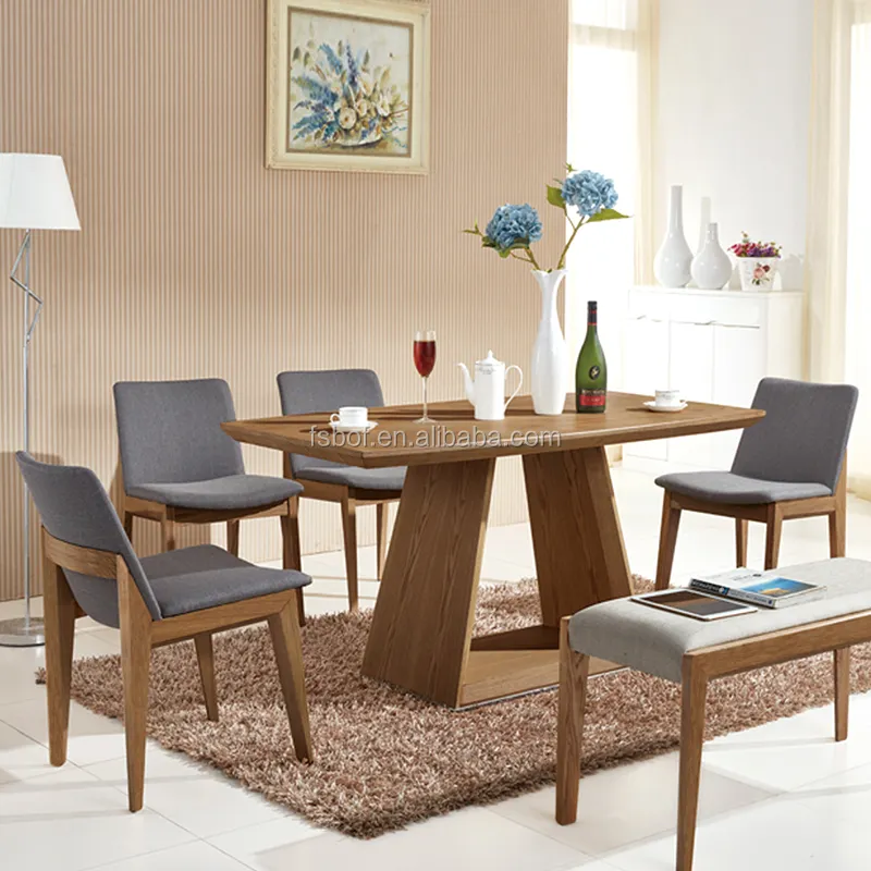 Dalam ruangan kursi kayu sederhana dan 4 seater meja makan kayu dengan bangku panjang EC013