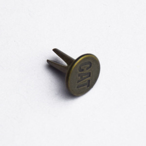 <span class=keywords><strong>Rivet</strong></span> fendu <span class=keywords><strong>bifurqué</strong></span> gravé avec logo en laiton personnalisé - Product Image 4