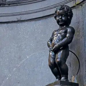 Schöne kleine nackte Bronze Manne ken Pis Piss Boy Statue pinkeln Brunnen