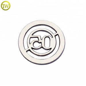 Approvisionnement d'usine émail lettre ronde étiquette étiquettes fabricant <span class=keywords><strong>creux</strong></span> logo marque vêtement couture logo plaque avec trous - Product Image 3