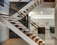 Escalier en U avec cadre métallique, garde-corps en verre et double poutre en acier