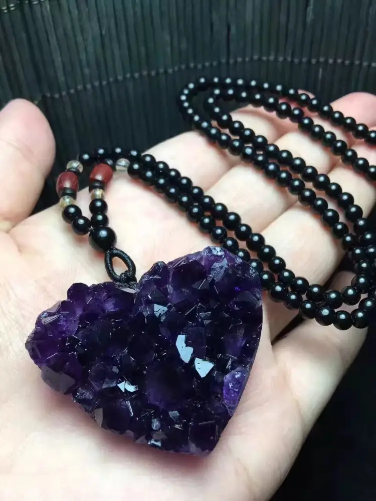 A forma di cuore naturale ametista geode pezzo viola di quarzo cristallo di rocca semi preziosa del pendente per la decorazione o regalo