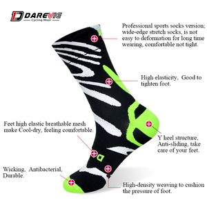 Chaussettes de cyclisme, de course à pied et de basketball Darevie personnalisées - Product Image 4