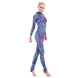 Vrouw vol lycra body suits rash guard voor Uv-bescherming en zwemmen