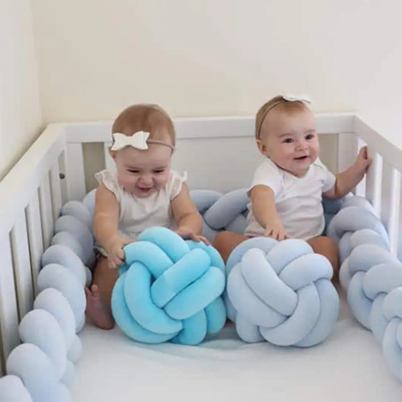Oreiller de bébé sur le lit, oreillers en coton en forme de cercle