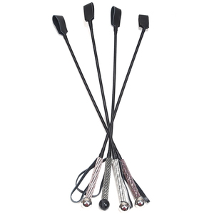 แส้หนังเทียมด้ามยาวประดับเพชรเทียม สำหรับ BDSM ใช้สำหรับพันธนาการและตี - Product Image 1
