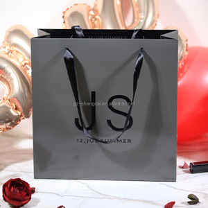 Sacs en <span class=keywords><strong>papier</strong></span> PMS imprimé, de couleur grise, avec logo noir <span class=keywords><strong>brillant</strong></span> - Product Image 4