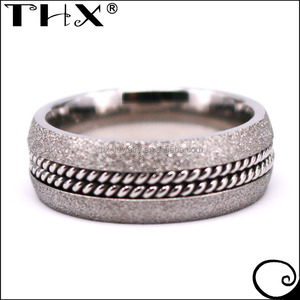 Anneau en titane sablé à double bordure en acier de 8mm avec incrustation centrale - Product Image 4