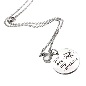 Atacado personalizado charme sliver lucky lettering you are my sunshine moeda colar de pingente de aço inoxidável