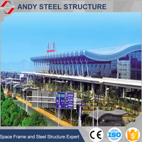 Usine de structure en acier arquée galvanisée courbée/triangulaire treillis de toit pour terminal d'aéroport treillis de tuyau en acier toit d'aéroport