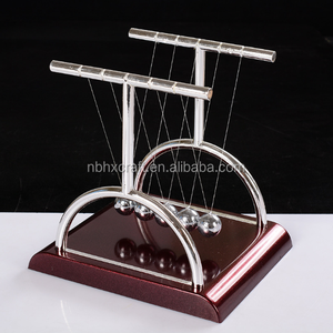 Berceau <span class=keywords><strong>de</strong></span> <span class=keywords><strong>Newton</strong></span> avec technique <span class=keywords><strong>de</strong></span> coulée en métal chromé Ensemble <span class=keywords><strong>de</strong></span> boules en métal élégant pour l'affichage et le divertissement - Product Image 3