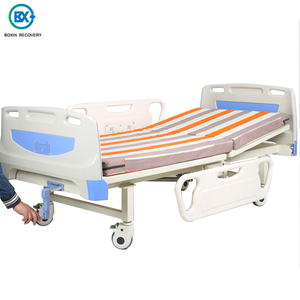 Cama de hospital médico cuidado una manivela cama ABS cama plana para el precio de fábrica - Product Image 1