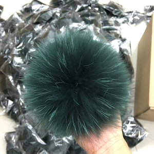 Vente en gros de pompons détachables en fourrure de renard pelucheux à encliqueter boule de fourrure de raton laveur pour bonnet, chapeaux, accessoires de vêtement en peau - Product Image 2