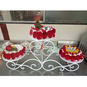 Nouveau support à <span class=keywords><strong>gâteau</strong></span> <span class=keywords><strong>d</strong></span>'<span class=keywords><strong>anniversaire</strong></span> en fer forgé créatif européen à trois étages en forme de cœur - Product Image 5