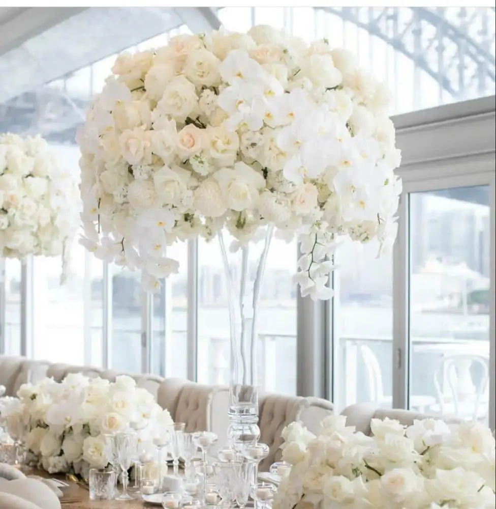 装飾的な結婚式のセンターピースのための白い絹の花のキスボール