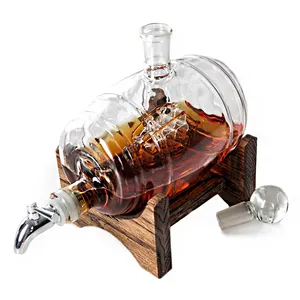 Прямая продажа с завода AIHPO05, Недорогой Уникальный античный ручной работы стеклянный графин для вина в форме бочонка с деревянной подставкой, 1000 мл